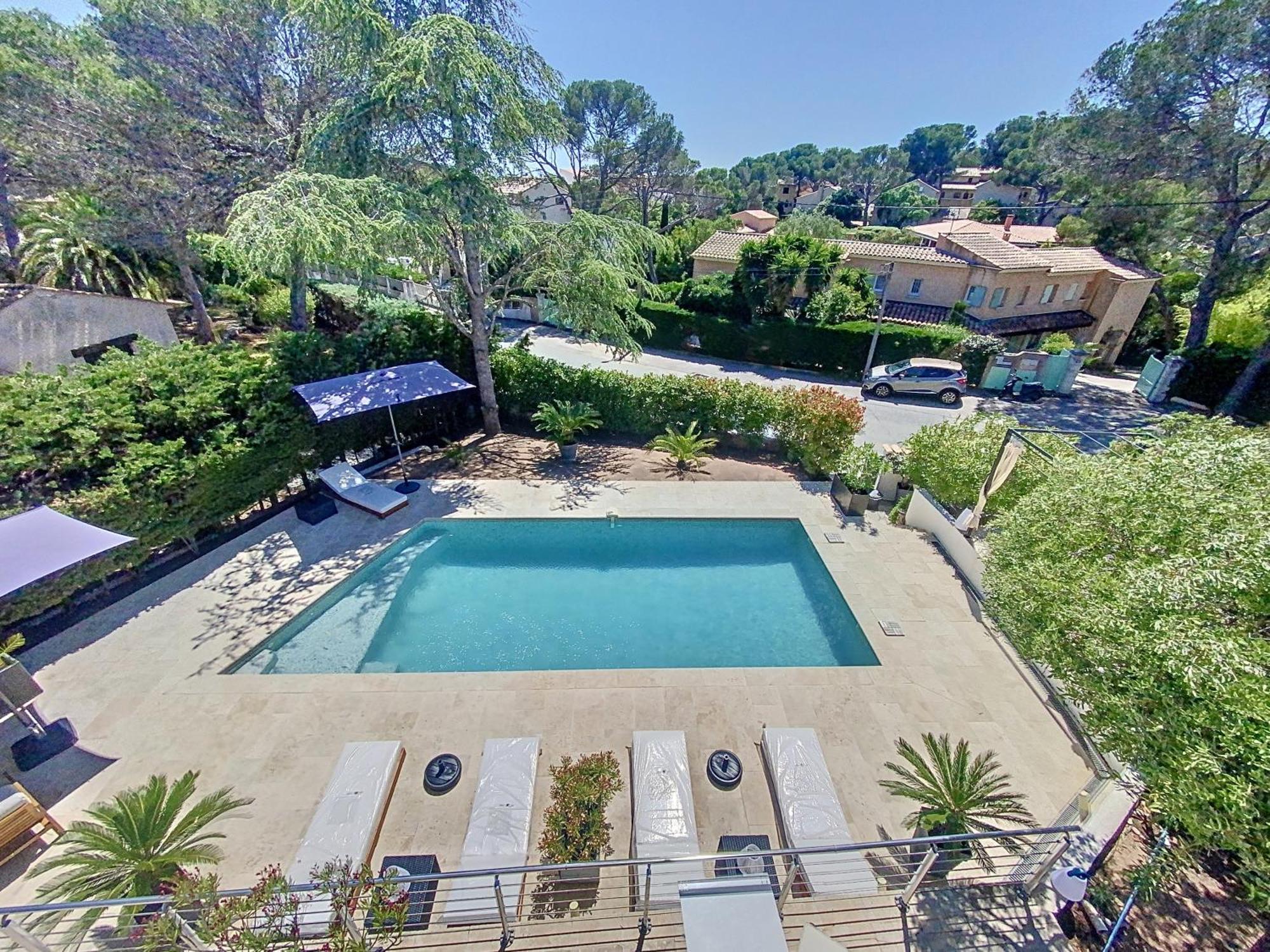Villa A L'Etage Avec Piscine Proche Bord De Mer Saint-Raphaël Exterior foto