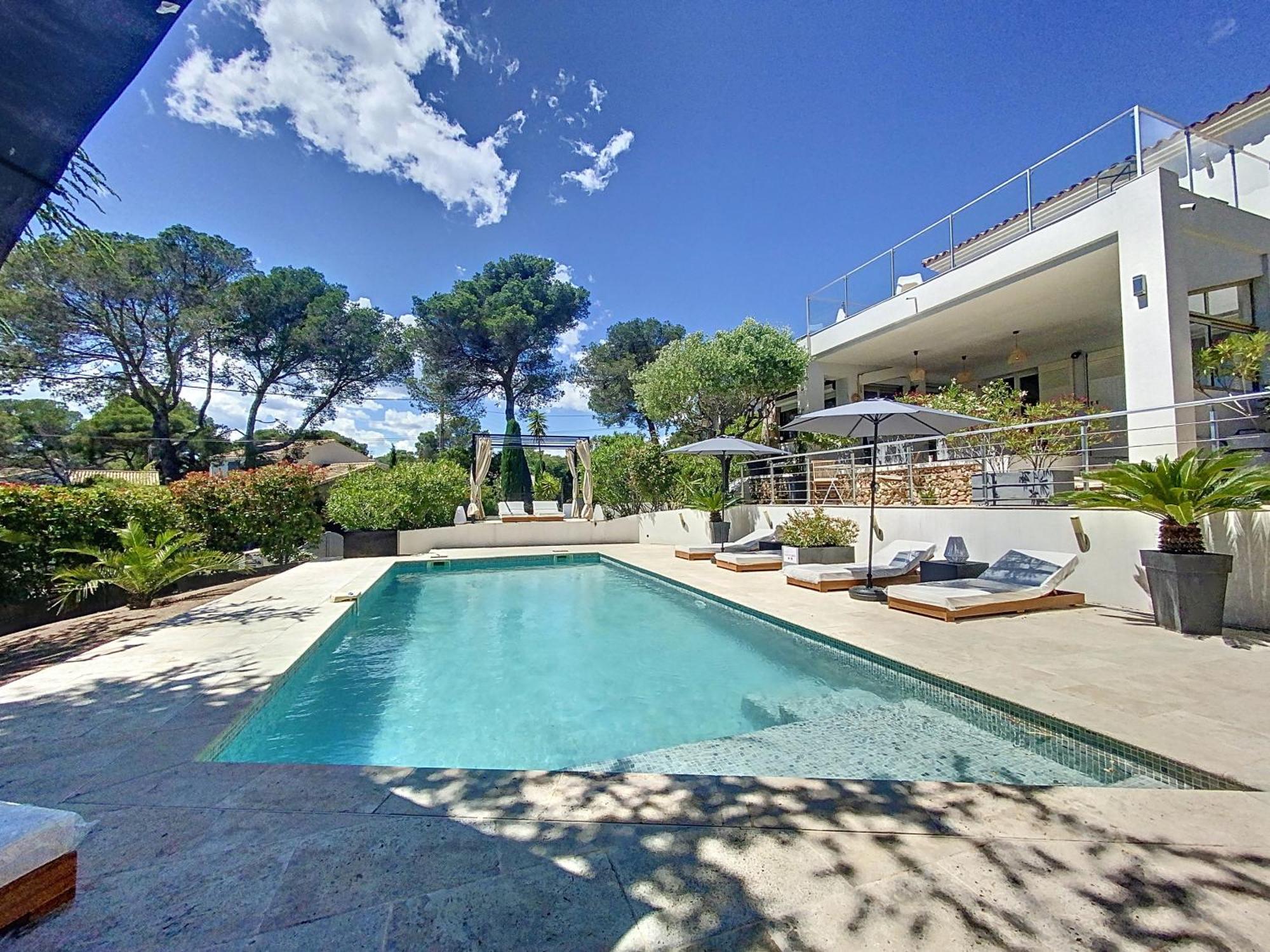 Villa A L'Etage Avec Piscine Proche Bord De Mer Saint-Raphaël Exterior foto